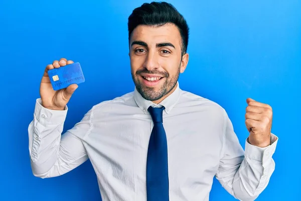 Junger Hispanischer Mann Businesskleidung Hält Kreditkarte Der Hand Und Schreit — Stockfoto