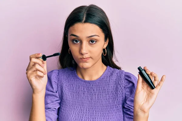 Junge Hispanische Frau Hält Wimpern Lockenwickler Skeptisch Und Nervös Stirnrunzeln — Stockfoto