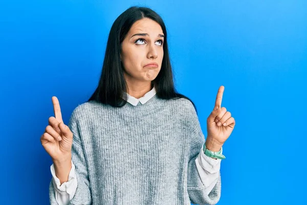 Young Hispanic Woman Wearing Casual Clothes Pointing Looking Sad Upset — Stock Photo, Image