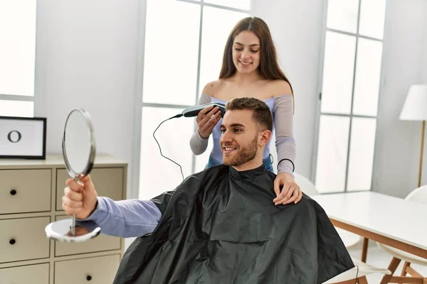 Jovem Mulher Cortando Cabelo Seu Namorado Casa — Fotografia de Stock