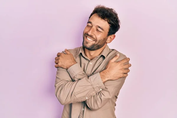 Homem Bonito Com Barba Vestindo Camisa Casual Abraçando Feliz Positivo — Fotografia de Stock