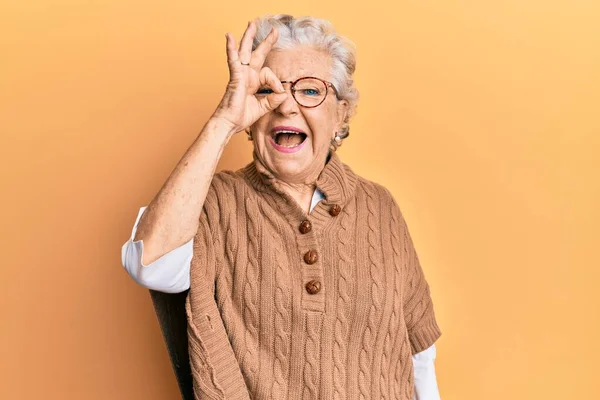 Senior Mulher Cabelos Grisalhos Fazendo Gesto Positivo Olho Sorrindo Rindo — Fotografia de Stock