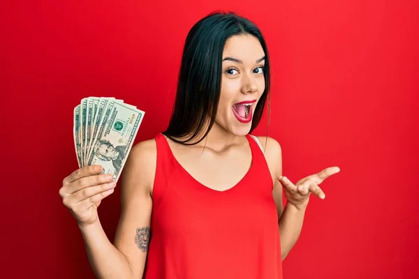 Chica Hispana Joven Sosteniendo Billete Dólares Celebrando Logro Con Sonrisa — Foto de Stock