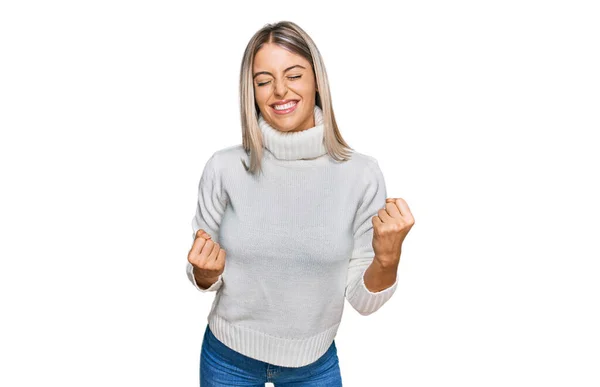 Mooie Blonde Vrouw Draagt Casual Coltrui Erg Blij Enthousiast Doen — Stockfoto