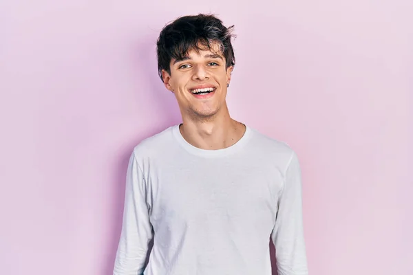 Bonito Jovem Hipster Vestindo Camisa Branca Casual Com Sorriso Feliz — Fotografia de Stock