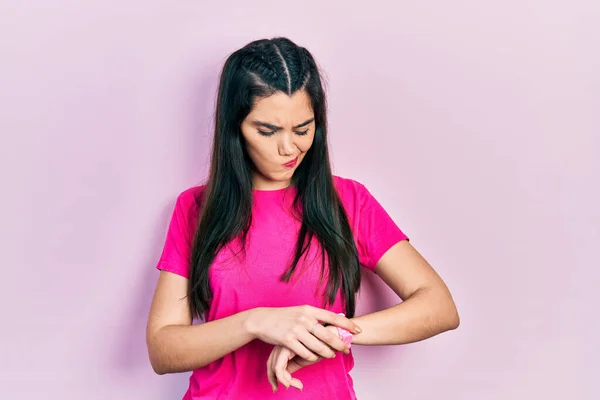 Joven Chica Hispana Vistiendo Camiseta Rosa Casual Comprobando Hora Reloj —  Fotos de Stock