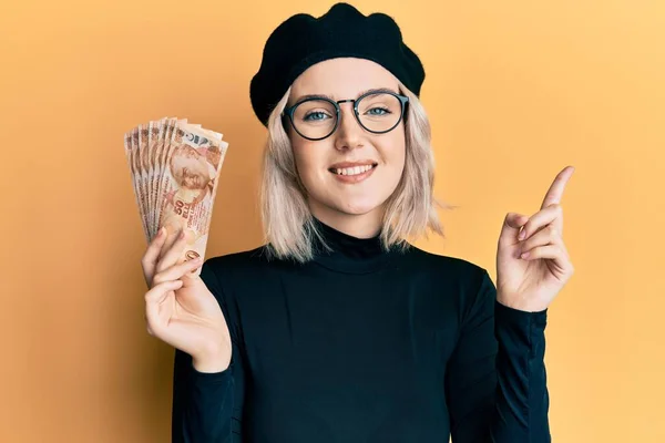 Mladá Blondýnka Drží Turkyně Lira Bankovky Úsměvem Šťastně Ukazuje Rukou — Stock fotografie