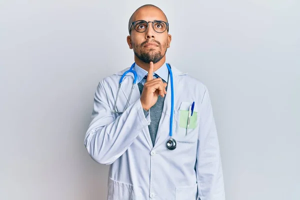 Hombre Adulto Hispano Con Uniforme Médico Estetoscopio Pensando Concentrado Duda — Foto de Stock