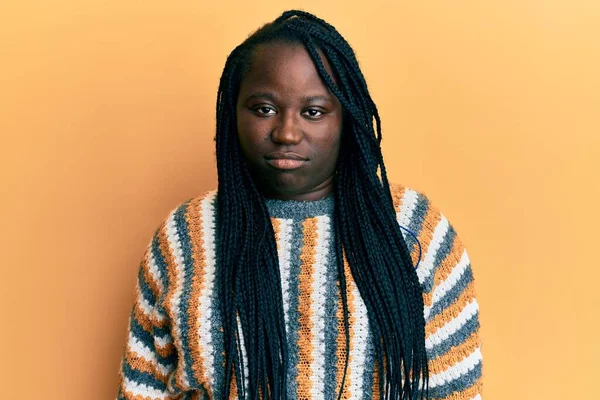 Mujer Negra Joven Con Trenzas Que Usan Suéter Invierno Casual —  Fotos de Stock