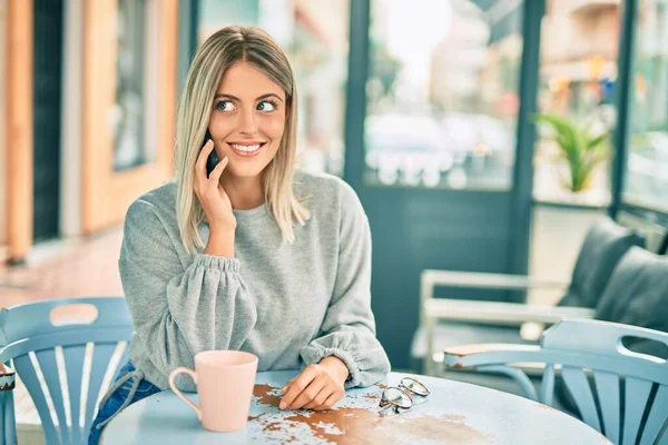 Mladá Blondýnka Dívka Usměvavá Šťastný Mluvení Smartphone Kavárně — Stock fotografie
