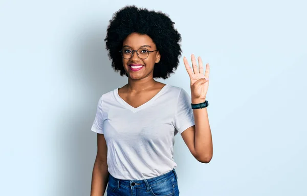 Jonge Afrikaanse Amerikaanse Vrouw Dragen Casual Wit Shirt Tonen Wijzen — Stockfoto