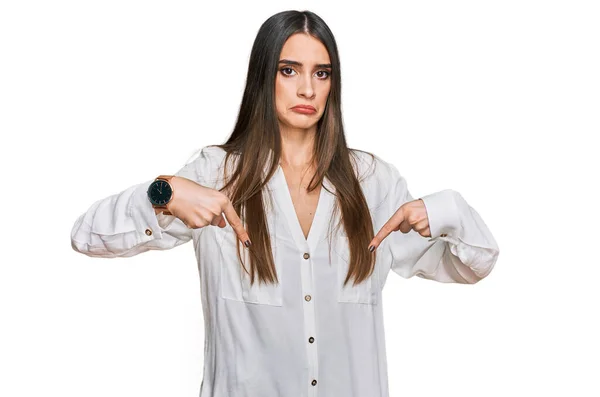 Mujer Hermosa Joven Con Camisa Blanca Casual Apuntando Hacia Abajo —  Fotos de Stock