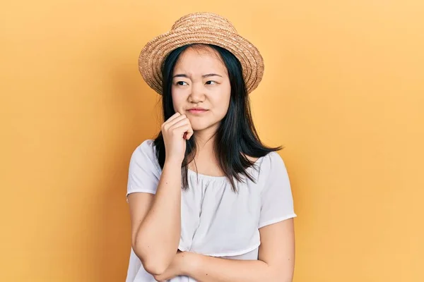 Menina Chinesa Jovem Usando Chapéu Verão Rosto Sério Pensando Sobre — Fotografia de Stock