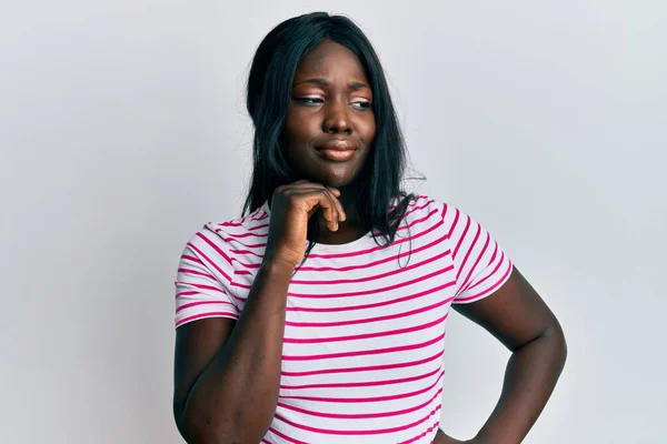 Afrikaanse Jonge Vrouw Dragen Casual Gestreept Shirt Denken Geconcentreerd Twijfel — Stockfoto