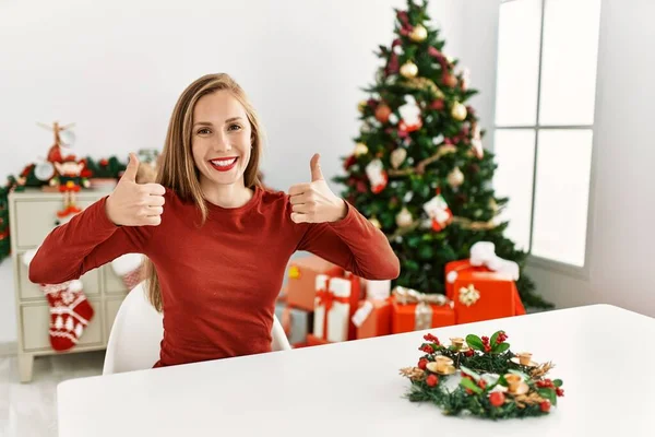Kavkazská Mladá Blondýnka Sedící Stole Cedule Úspěchu Vánočního Stromku Dělá — Stock fotografie
