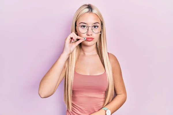 Menina Loira Jovem Vestindo Roupas Casuais Boca Lábios Fechados Como — Fotografia de Stock