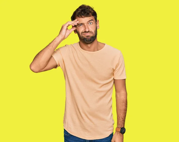 Knappe Jongeman Met Baard Casual Tshirt Bezorgd Gestrest Een Probleem — Stockfoto