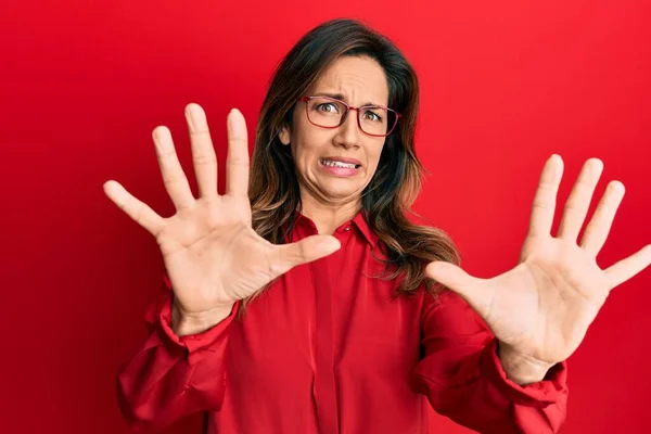 Young Latin Woman Wearing Casual Clothes Glasses Afraid Terrified Fear — Stock Photo, Image