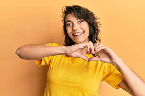 Mujer Hispana Joven Con Camiseta Amarilla Casual Sonriendo Amor Haciendo — Foto de Stock