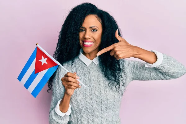 Middle Age African American Woman Holding Cuba Flag Smiling Happy — ストック写真