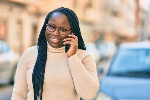 Mladá Africká Americká Žena Mluví Smartphone Městě — Stock fotografie