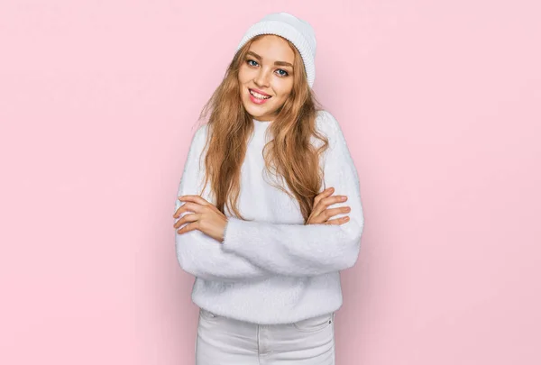 Menina Caucasiana Jovem Vestindo Suéter Boné Inverno Rosto Feliz Sorrindo — Fotografia de Stock