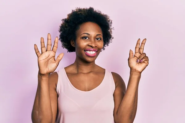 Ung Afrikansk Amerikansk Kvinna Bär Casual Ärmlös Skjorta Visar Och — Stockfoto