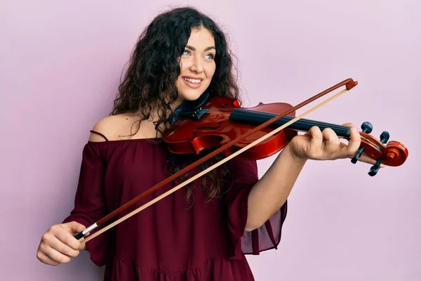 Jeune Musicienne Brune Aux Cheveux Bouclés Jouant Violon Souriant Regardant — Photo