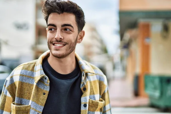 Bello Ispanico Uomo Sorridente Felice Fiducioso Città — Foto Stock