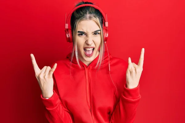Fiatal Modern Lány Tornaruhát Visel Őrült Arckifejezéssel Kiabáló Fejhallgatót Használ — Stock Fotó