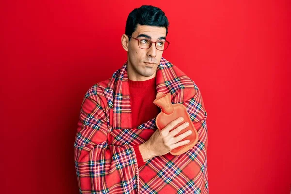 Bonito Homem Hispânico Envolto Cobertor Inverno Segurando Saco Água Quente — Fotografia de Stock