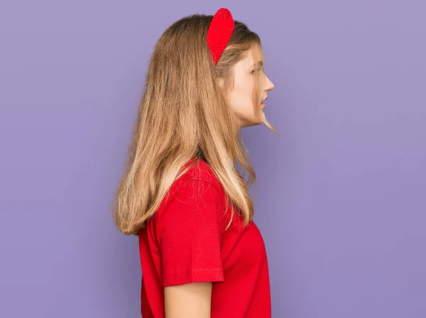 Hermosa Chica Caucásica Joven Con Camiseta Roja Casual Mirando Lado —  Fotos de Stock