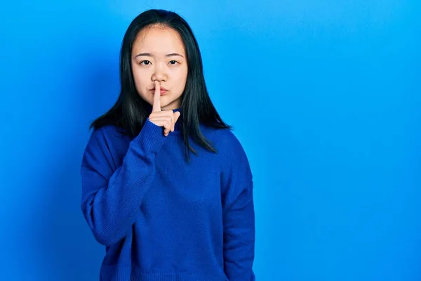Ung Kinesisk Flicka Bär Casual Kläder Ber Att Vara Tyst — Stockfoto