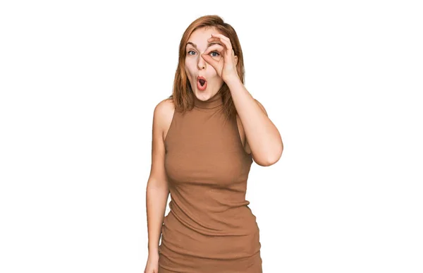 Junge Kaukasische Frau Lässiger Kleidung Tut Geste Schockiert Mit Überraschtem — Stockfoto