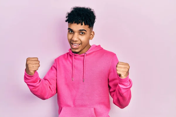 Young African American Man Wearing Casual Sweatshirt Screaming Proud Celebrating — Stock Photo, Image