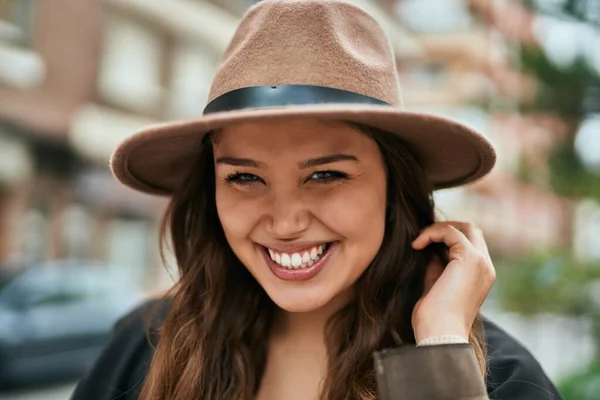 Giovane Donna Turistica Ispanica Sorridente Felice Piedi Alla Città — Foto Stock