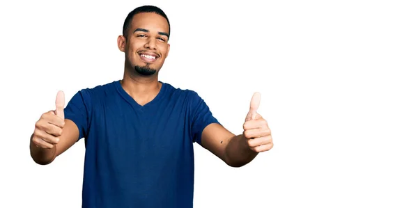 Joven Hombre Afroamericano Vistiendo Camiseta Casual Aprobando Hacer Gesto Positivo —  Fotos de Stock