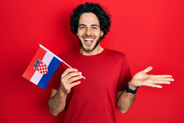 Bonito Homem Hispânico Segurando Bandeira Croácia Celebrando Realização Com Sorriso — Fotografia de Stock