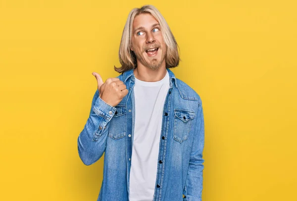 Kaukasischer Mann Mit Blonden Langen Haaren Trägt Lässige Jeansjacke Lächelt — Stockfoto