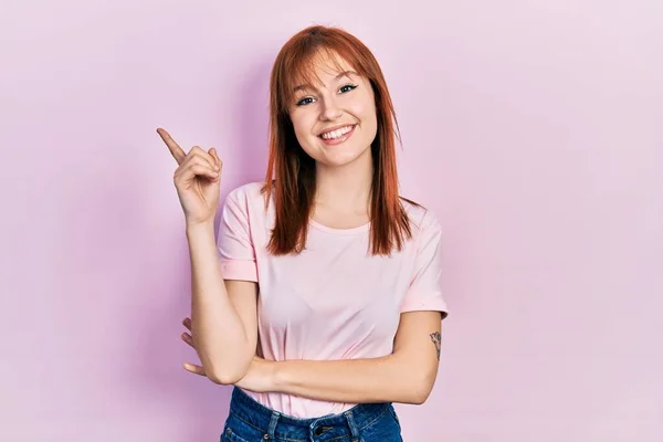 Jovem Ruiva Vestindo Camiseta Rosa Casual Com Grande Sorriso Rosto — Fotografia de Stock