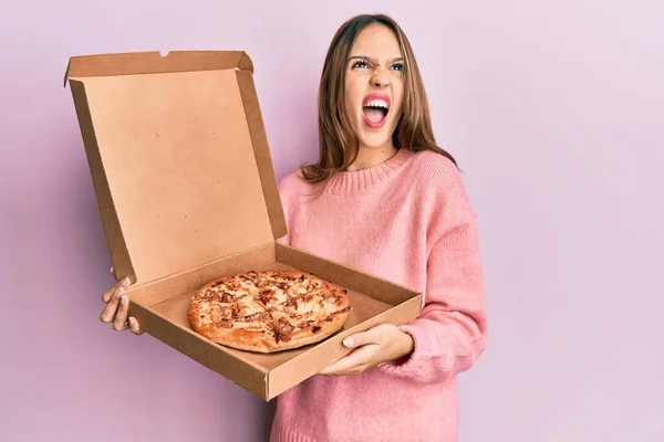 若いですブルネット女性を保持イタリアのピザ怒っていると怒っている叫び不満と激怒 怒りで叫んで検索アップ — ストック写真