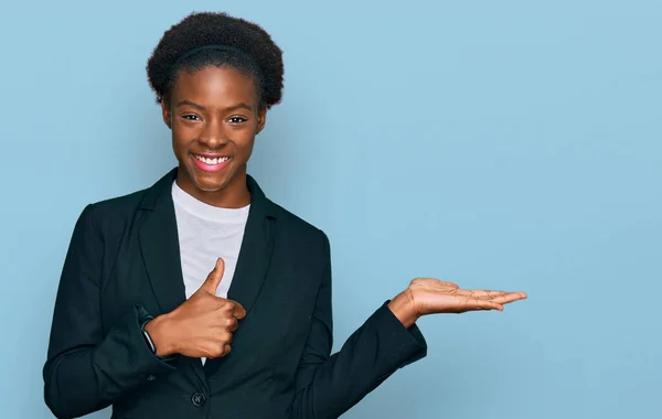Молода Афроамериканка Одягнена Діловий Одяг Показуючи Долоню Роблячи Гарний Жест — стокове фото