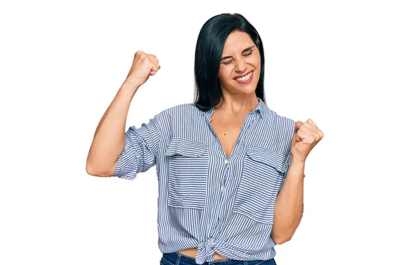 Mujer Caucásica Joven Con Ropa Casual Muy Feliz Emocionada Haciendo — Foto de Stock