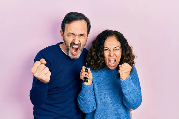 Medelålders Par Latinamerikansk Kvinna Och Man Hålla Nycklar Till Nya — Stockfoto