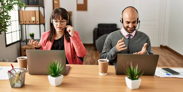 Dwóch Agentów Call Center Uśmiechających Się Zadowolonych Połączenia Wideo Pomocą — Zdjęcie stockowe