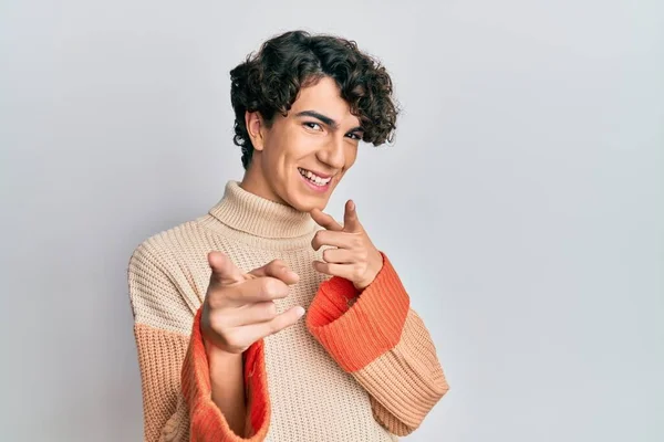 Ein Hispanischer Junger Mann Lässigem Winterpullover Zeigt Mit Fröhlichem Und — Stockfoto