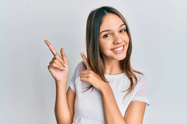 Jonge Brunette Vrouw Dragen Casual Wit Shirt Glimlachen Kijken Naar — Stockfoto