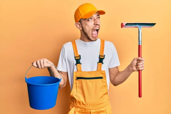 Jeune Homme Hispanique Portant Uniforme Nettoyeur Verre Raclant Colère Fou — Photo