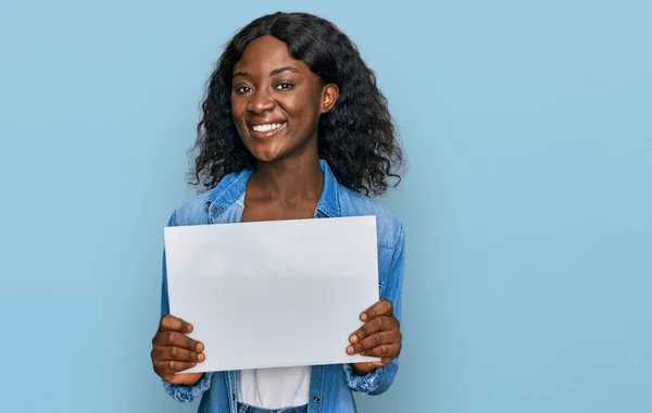 Vacker Afrikansk Ung Kvinna Håller Tom Tom Banner Ser Positiv — Stockfoto