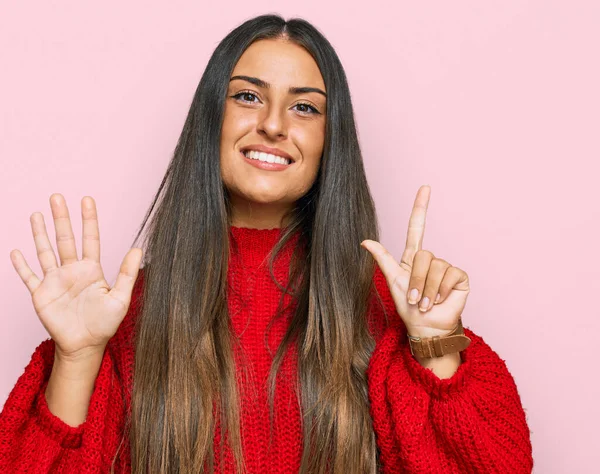 Mooie Latino Vrouw Dragen Casual Kleding Tonen Wijzen Met Vingers — Stockfoto